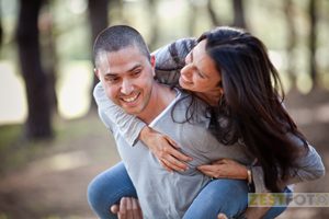  couple hugging smiling zest foto